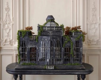 Monets Garten Gewächshaus Puppenhaus mit passendem Tisch | Handgefertigtes Sammler Display | Eingebaute Beleuchtung zum Kauf erhältlich