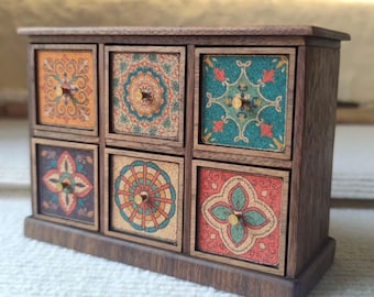 Collection d'ensembles de meubles miniatures artisanaux en bois de noyer noir - Armoires, commodes, tables de chevet