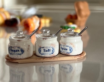 Miniatur-rustikale Bauernhaus-Gewürzglas-Set | Puppenhaus Küche Zubehör | 1:12 Mini Zucker, Salz, Gewürzdosen mit Löffel