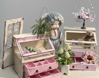 Handgemachte Rosa Distressed Mini Schrank | Vintage Style Mini Schublade | Miniatur Möbel Dekor
