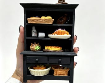 Armoire miniature fabriquée à la main à l'échelle 1:12 avec présentoir de nourriture placé au hasard