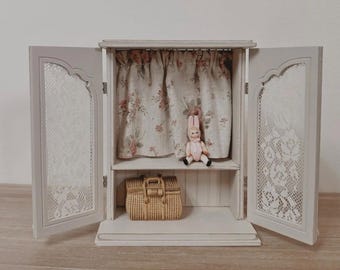 Meuble de fenêtre vintage miniature fait main - Niche murale pour maison de poupée avec rideau floral