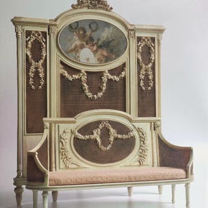 Puede incluir: Banqueta antigua de color crema con respaldo alto, con una pintura ovalada de querubines. La banqueta tiene respaldo y laterales de mimbre tejido, con un cojín rosa. Tallados y adornos florales decorativos adornan el marco.
