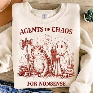 Puede incluir: Un juego de tres tazas de cerámica con un acabado mate moteado. Cada taza presenta un color diferente: azul claro, crema y gris. Las tazas tienen un diseño simple y moderno y un asa cómoda.