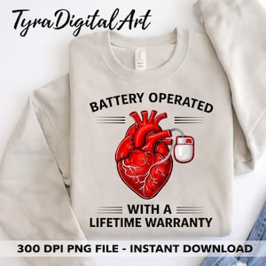 Puede incluir: Una sudadera beige claro con el texto "BATTERY OPERATED WITH A LIFETIME WARRANTY". El diseño presenta un corazón anatómico rojo conectado a un ratón de ordenador. Las palabras "Tyra Digital Art" están en la parte superior.