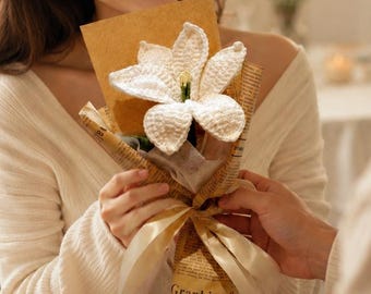 Ramo de lirios de ganchillo, flor eterna hecha a mano, regalo de lirios tejidos, arreglo floral artificial, regalo único para el Día de la Madre, decoración del hogar
