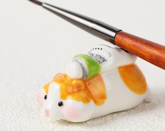 Reposacepillos de cerámica hecho a mano con forma de hámster pequeño, soporte para bolígrafos con forma de animal, soporte para palillos, soporte creativo para pinceles de pintura, organizador de materiales de arte.