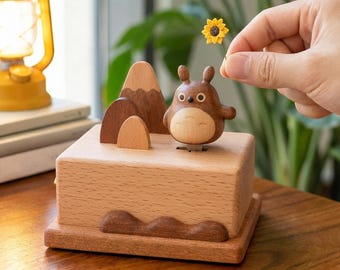 Caja de música personalizada de Totoro con columpio, decoración de madera de Totoro para el hogar, recuerdo personalizado de carrusel para recién nacidos, regalo único para cumpleaños, habitación infantil adorable, regalo para parejas