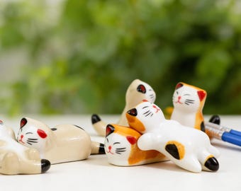 Reposapinceles de cerámica hecho a mano con forma de gato, adorable soporte para bolígrafos de caligrafía de acuarela, soporte para palillos, accesorio de escritorio para acuarela, regalo para artistas.