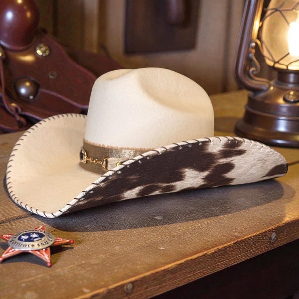 Sombrero 100% lana color marfil con gamuza de vaca cosida a mano en el ala