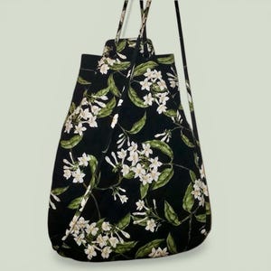 Mochila vintage Vera Bradley con estampado de jazmín – Bolsa de algodón negra con estampado floral y cordón ajustable