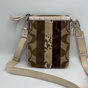 Vintage Coach Patchwork Axelremsväska Y2K Swingpack | Signature Canvas Snake Mocka Lackskinn | Boho Neutral Designerväska