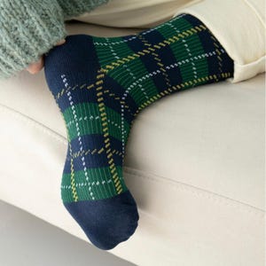 Può includere: Un set di tre tazze in ceramica con finitura opaca e macchiettata. Le tazze sono nei toni crema, grigio chiaro e grigio scuro. Ogni tazza ha un design semplice e minimalista, perfetto per caffè o tè.