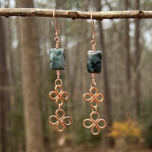 Pendientes de ágata musgosa – Joyería artesanal de piedras preciosas envueltas en alambre de cobre