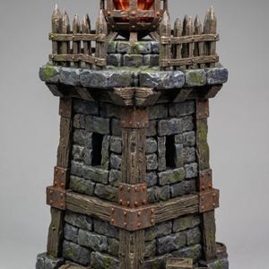 Könnte beinhalten: Ein detaillierter Miniatur-Fantasy-Turm mit einem leuchtenden orangefarbenen Kristall-Mittelstück. Der Turm besteht aus grauen Steinblöcken, Holzbalken und rostigen Metallakzenten. Kleine Holzkisten und Fässer befinden sich an der Basis.