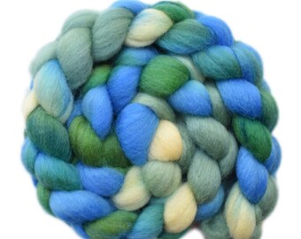 Hand painted roving - 23μ Merino wool combed top spinning fiber - 4.0 ounces - Seaside 2