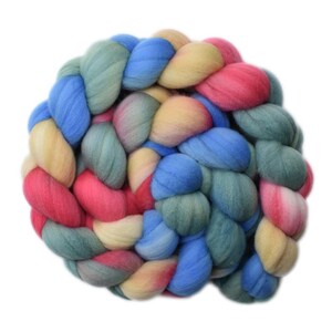 Hand dyed roving - 19μ Merino wool combed top spinning fiber - 4.2 ounces - Day in Town 1