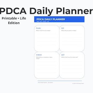 Puede incluir: Un planificador diario PDCA imprimible con un encabezado azul y cuatro secciones etiquetadas Plan, Do, Check y Act. El planificador incluye indicaciones para el enfoque diario y las tareas. El texto "Printable Life Edition" también es visible.