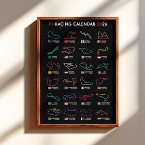 Op de afbeelding: Een ingelijste poster met de F1 Racing Calendar 2026. De zwarte achtergrond toont kleurrijke circuitlayouts met stadsnamen en data. De poster bevat circuits van Melbourne tot Yas Marina, met de tekst "F1 Racing Calendar 2026".