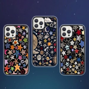 Op de afbeelding: Drie telefoonhoesjes met sterren- en hemelse ontwerpen. De hoesjes hebben een verscheidenheid aan kleurrijke sterren, manen, planeten en wolken tegen een donkere achtergrond. De hoesjes hebben een transparante rand.