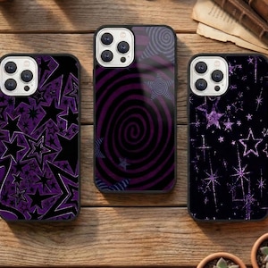 Könnte beinhalten: Drei Handyhüllen mit schwarzen und lila Designs. Eine Hülle zeigt ein Muster aus schwarzen Sternen auf lila Hintergrund. Eine andere hat ein lila Spiraldesign. Die dritte Hülle hat einen schwarzen Hintergrund mit lila Glitzersternen.