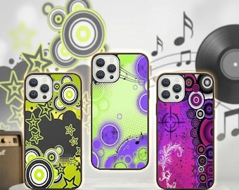 Puede incluir: Tres fundas de teléfono con diseños vibrantes. Una funda presenta un fondo negro con estrellas y círculos verdes. Otra tiene un diseño verde y morado con notas musicales. La tercera funda tiene un diseño rosa y morado con círculos y un elemento floral.