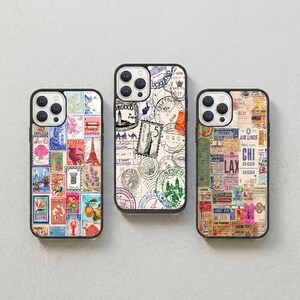 Op de afbeelding: Drie telefoonhoesjes met zwarte randen. De hoesjes hebben ontwerpen met een reisthema. Eén hoesje toont kleurrijke postzegels, een ander vintage postzegels en zegels, en de derde tickets en reisefemeriden. De hoesjes liggen op een lichtgrijze ondergrond.