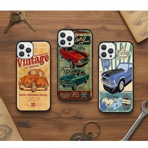 Può includere: Tre custodie per telefono con design di auto d'epoca. Una custodia presenta un Volkswagen Beetle arancione, un'altra mostra un'auto rossa e turchese, e l'ultima un'auto blu. Ogni custodia ha un design unico con testi come "Vintage" e "60's".