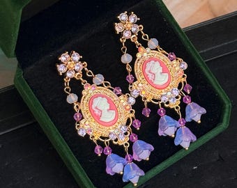 Pendientes colgantes de camafeo victoriano, candelabro de cristal lila, gotas de flores de estilo Fairycore, joya rococó con un toque especial.