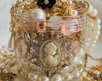 Conjunto de joias com pérolas douradas em caixa surpresa, colar, brincos, anéis e pulseiras com pérolas em tom dourado, joias femininas elegantes e vintage, presente surpresa para ela.