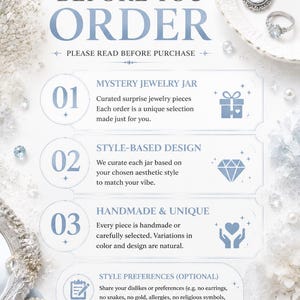 Pode incluir: Um gr&aacute;fico informativo intitulado BEFORE YOU ORDER com texto azul sobre um fundo branco. Descreve tr&ecirc;s passos para um servi&ccedil;o de frascos de joias surpresa, incluindo detalhes sobre pe&ccedil;as selecionadas, design baseado em estilo e itens feitos &agrave; m&atilde;o.