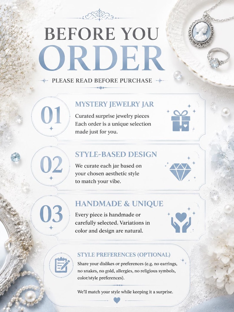 Pode incluir: Um gr&aacute;fico informativo intitulado BEFORE YOU ORDER com texto azul sobre um fundo branco. Descreve tr&ecirc;s passos para um servi&ccedil;o de frascos de joias surpresa, incluindo detalhes sobre pe&ccedil;as selecionadas, design baseado em estilo e itens feitos &agrave; m&atilde;o.