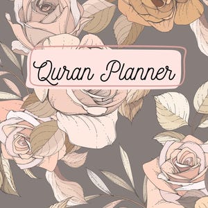 Può includere: Un design floreale con rose nei toni del pesca, crema e marrone su sfondo grigio. Il testo "Quran Planner" è visualizzato in corsivo all'interno di una cornice rettangolare rosa.