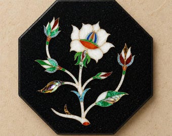 Azulejo hexagonal floral con incrustaciones de mármol negro hecho a mano, decoración de piedra de lujo, arte de mosaico de flores blancas, regalo decorativo para mesa