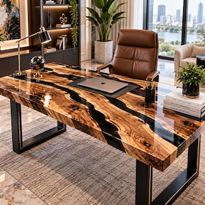 Peut inclure: Un bureau rectangulaire composé d'une dalle de bois naturel avec une incrustation de résine noire en forme de rivière, soutenu par des pieds en métal noir en U. Le plateau porte un ordinateur portable, une lampe, un globe et trois livres.