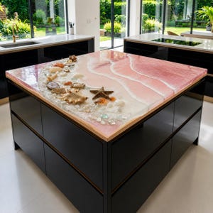 Bancada em resina epóxi rosa oceano, tampo de ilha de cozinha com tema de praia e conchas, balcão de bar costeiro, placa de bancada de resina personalizada.