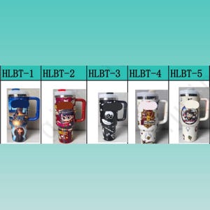 Puede incluir: Cinco tazas de viaje aisladas con asas, cada una con un diseño diferente. Las tazas tienen un cuerpo plateado, una tapa de color y un asa a juego. Los diseños incluyen personajes de dibujos animados y gráficos temáticos. El texto "HLBT-1" a "HLBT-5" está impreso encima de cada taza.