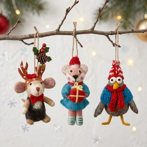 Decorazioni natalizie a forma di animali realizzate in feltro ad ago: orso, topo, gallina, in lana per l'albero di Natale.