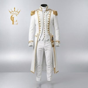 Puede incluir: Un traje blanco de estilo militar con detalles dorados, incluyendo ribetes, charreteras y botones. El conjunto incluye un abrigo largo, chaleco y pantalón. Una espada decorativa está adjunta. Adecuado para un disfraz o evento formal.