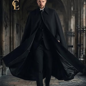 Puede incluir: Un hombre con traje y capa negros camina hacia el espectador en un corredor de piedra. La capa está abierta, revelando el traje debajo. La imagen tiene una estética oscura y gótica. Un logotipo de corona dorada está en la esquina superior izquierda.