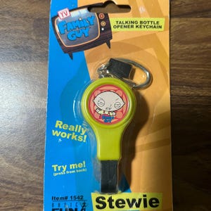 Op de afbeelding: Een witte keramische mok met een zwarte handgreep en de tekst "But First, Coffee" in een zwarte, vette letter. De mok staat op een houten oppervlak. De mok is ongeveer 10 cm hoog.