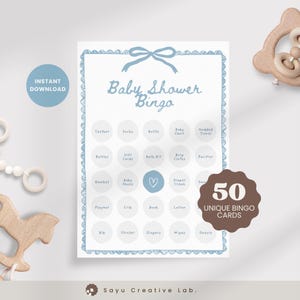 Könnte beinhalten: Eine Babyparty-Bingo-Spielkarte mit blauem und weißem Design. Die Karte hat oben eine Schleife und einen dekorativen Rand. Die Karte enthält Bingofelder mit Babyartikeln und dem Text "Baby Shower Bingo". Ein Aufkleber lautet "50 einzigartige Bingo-Karten".