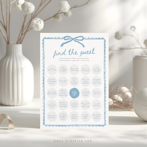 Könnte beinhalten: Eine Babyparty-Spielkarte mit einer blauen Schleife oben und den Worten "find the guest". Die Karte hat einen hellblauen Rand und enthält verschiedene Aufforderungen, um Gäste mit Beschreibungen abzugleichen. Das Sayu Creative Lab-Logo befindet sich unten.