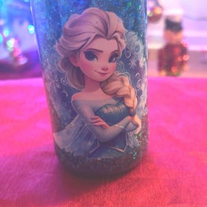 Vaso con forma de bola de nieve inspirado en las princesas Disney - Regalo hecho a mano para niñas - Vaso mágico de Frozen con tapa y pajita - Regalo único para amantes de Disney