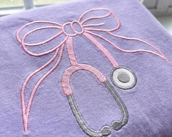 Broderidesign för sjuksköterska med rosett och stetoskop | Söt kokett sjuksköterska maskinbroderifil | Sjuksköterska gåva medicinsk broderi PES DST