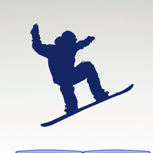 以下が含まれることがあります： 白い壁を背景に、空中でスノーボードをしている人の青いシルエット。手前に青いソファがある。