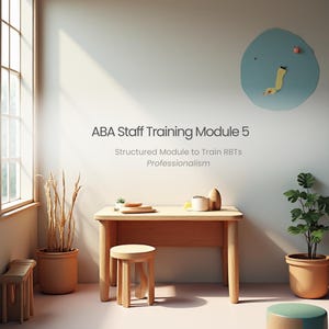 Puede incluir: Escena interior luminosa con una mesa y un taburete de madera, una pequeña planta en maceta y un reloj decorativo en la pared. El texto "ABA Staff Training Module 5" indica un recurso de formación.