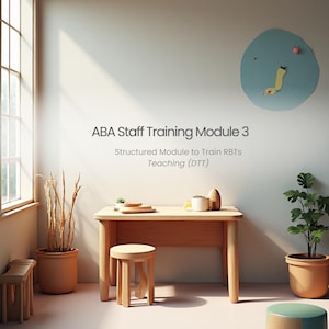 Puede incluir: Una habitación luminosa con una mesa de madera, un taburete y plantas en macetas. Se muestra el texto "ABA Staff Training Module 3", junto con texto adicional sobre la formación de RBT. También se ven una decoración mural azul y un pequeño puf verde y beige.