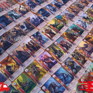 Puede incluir: Una colecci&oacute;n de cartas coleccionables de fantas&iacute;a, cada una con ilustraciones &uacute;nicas y valores num&eacute;ricos. Las cartas est&aacute;n dispuestas en un patr&oacute;n de cuadr&iacute;cula, mostrando una variedad de criaturas y personajes en colores vibrantes. Las cartas tienen una franja roja en el lateral.