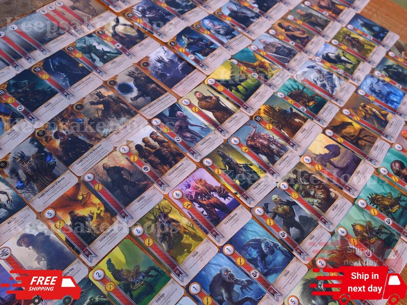 Puede incluir: Una colecci&oacute;n de cartas coleccionables de fantas&iacute;a, cada una con ilustraciones &uacute;nicas y valores num&eacute;ricos. Las cartas est&aacute;n dispuestas en un patr&oacute;n de cuadr&iacute;cula, mostrando una variedad de criaturas y personajes en colores vibrantes. Las cartas tienen una franja roja en el lateral.